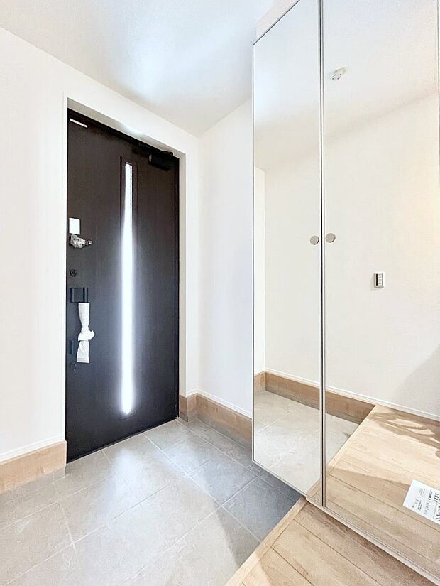 ガラススリットの入った玄関ドアが室内に光を届けてくれます  