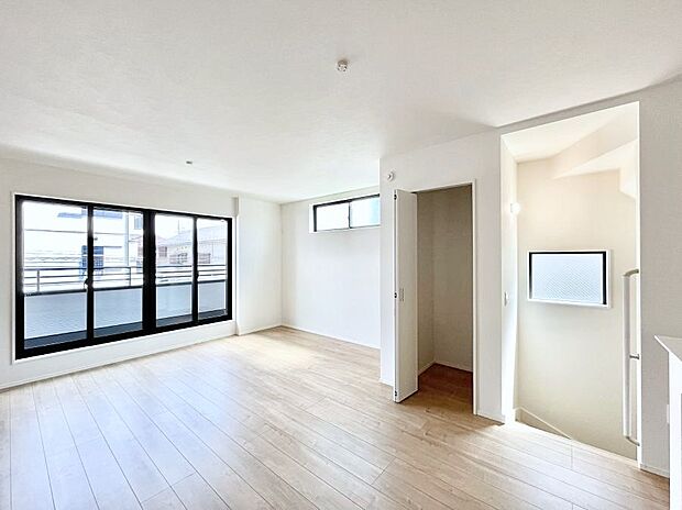 明るい陽光が注ぎ、寛ぎの雰囲気に満たされるリビング・ダイニング。 