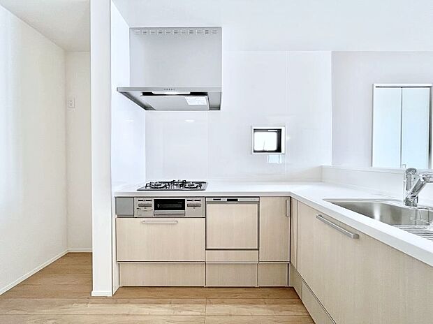 L字型だと料理するスペースも広々と使えます。コンパクトに動けてお料理ラクラク。  