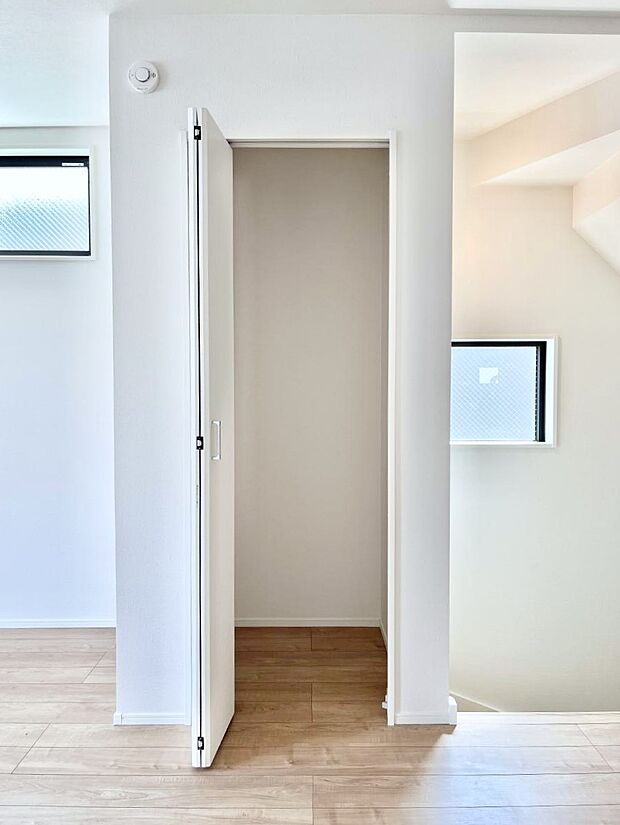 リビング収納。ここに収納があると物が集まるLDKがスッキリ片付きそうですね。  