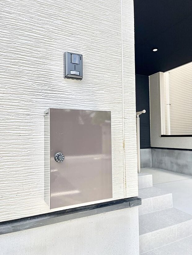 シンプルデザインのポスト。