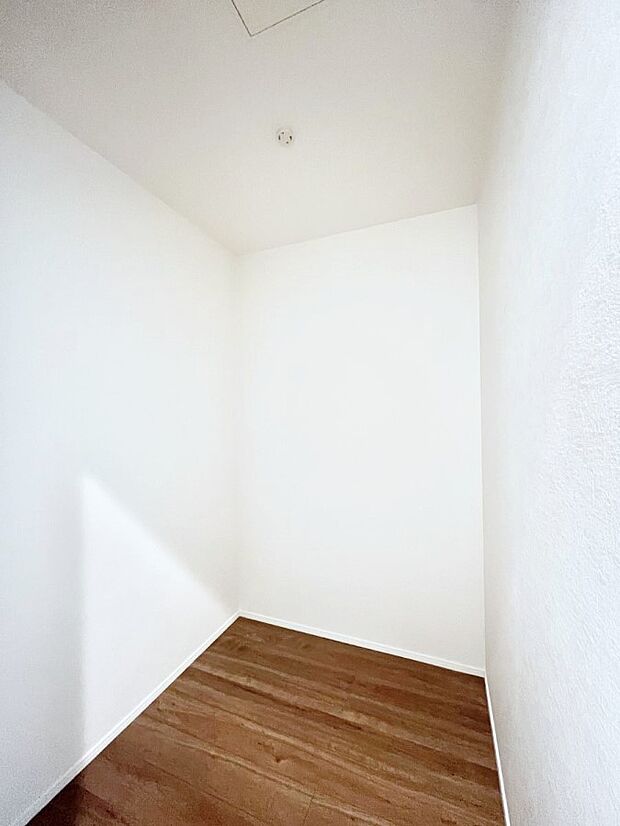 収納スペースもたっぷり！広々とした作業スペースで家事もラクラク！