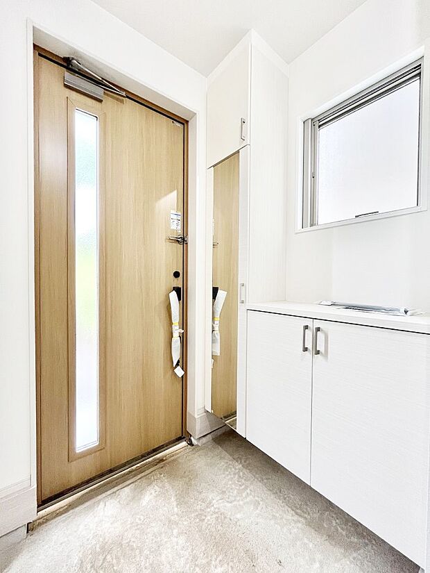 ガラススリットの入った玄関ドアが室内に光を届けてくれます