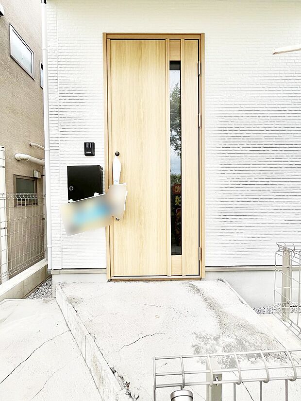 玄関前は雨が降っても濡れにくい屋根付き