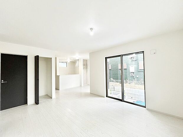 大きな窓からたっぷりの陽光と風を感じられるリビング