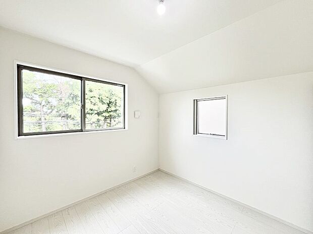 窓からのやさしい光が心地よいプライベートルーム