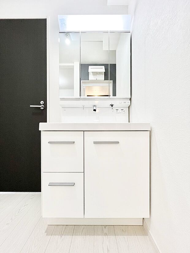 収納力と機能性に優れた洗面化粧台