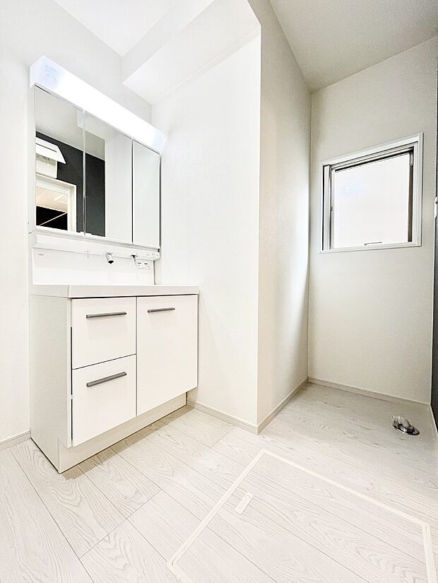 清潔感ある洗面化粧室で朝の身支度も快適