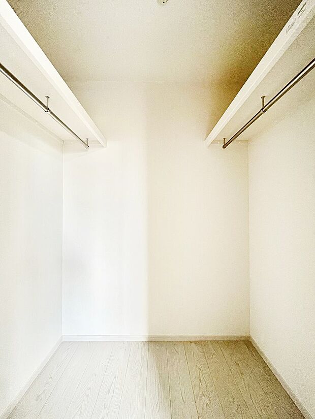 ウォークインクローゼットの活用で生活空間スッキリ