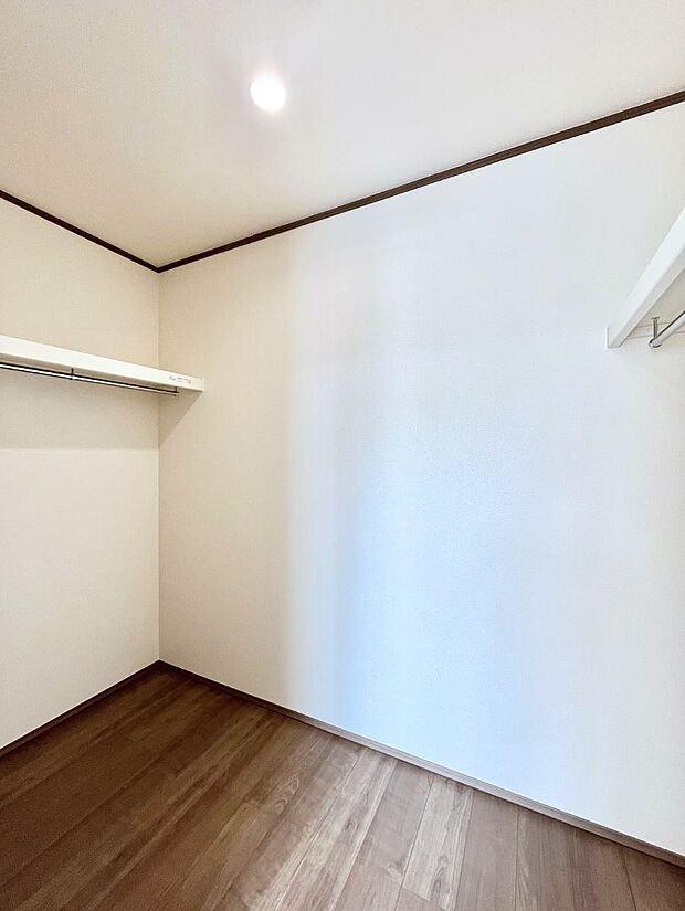 ウォークインクローゼット付きで生活空間を広く利用できます。