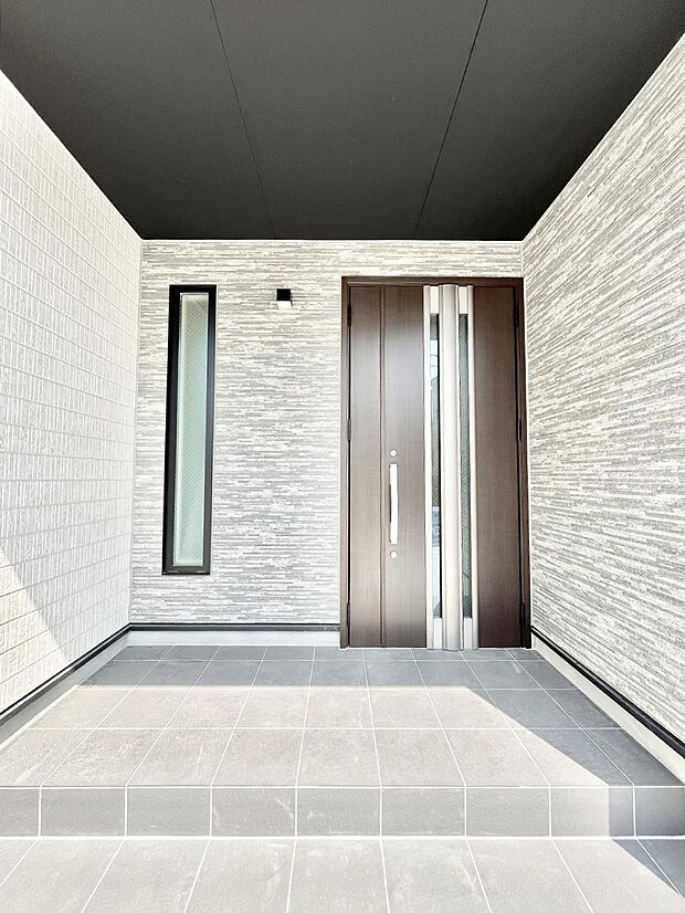 大切な家族、来客を出迎える玄関。