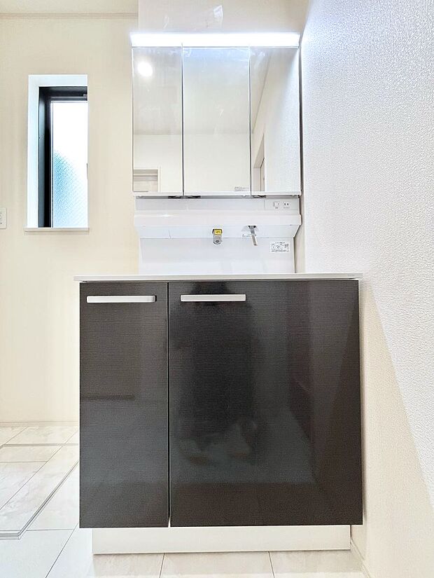 大きく見やすい三面鏡で清潔感ある洗面台は、身だしなみチェックや肌のお手入れにおすすめです。