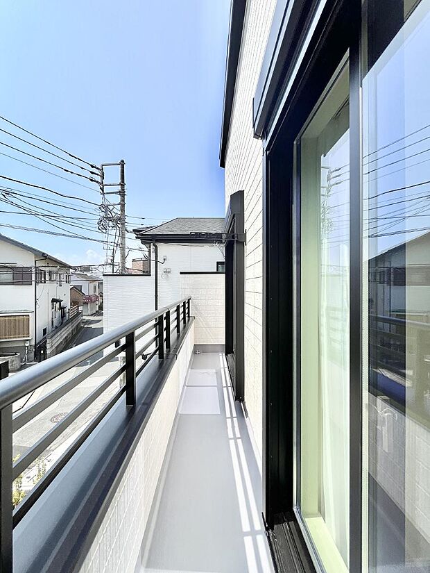 ゆったりバルコニーだから沢山お洗濯ものを干せます。