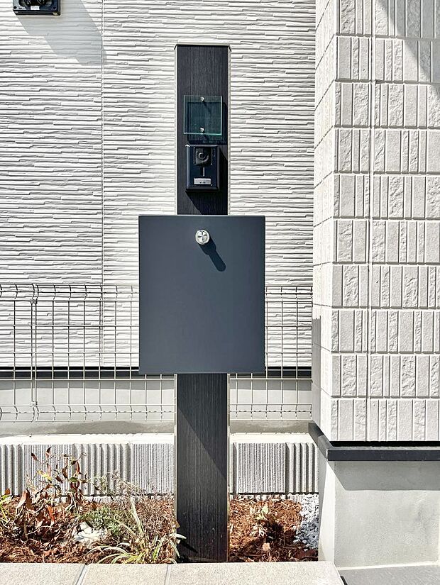 表札・インターホン・ポストをひとつに集約。エントランスになじむシンプルデザイン。