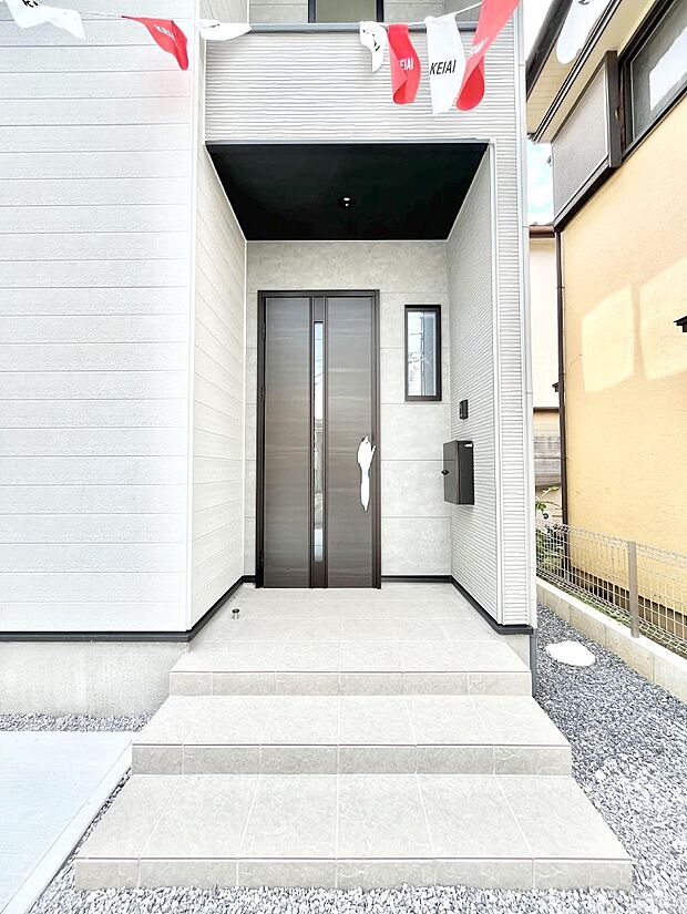 大切な家族、来客を出迎える玄関。