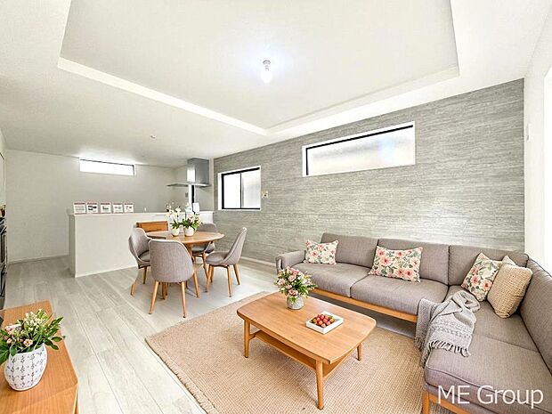 ご家族の賑やかな話し声で包まれる明るいリビング ※家具はCGです