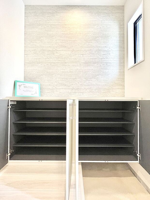 たっぷり収納できるシューズボックスで家族全員の靴も、玄関すっきり。