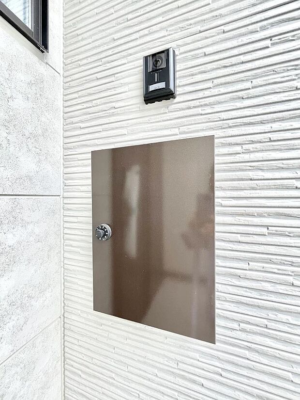 シンプルデザインのポスト。