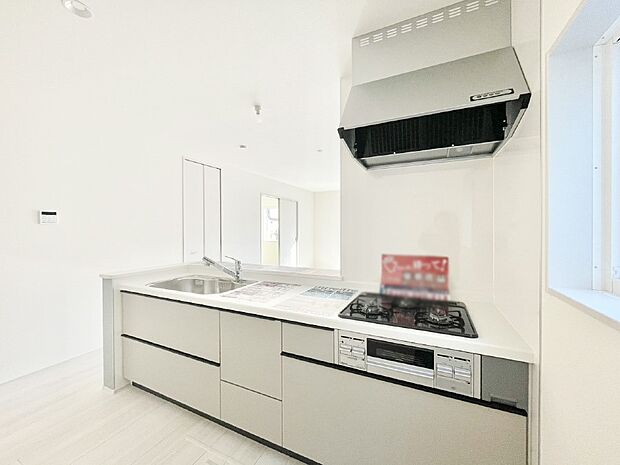 リビングで遊ぶお子様を見守りながらお料理ができる対面キッチン。