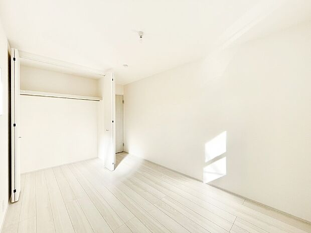 使いやすい形でベットや家具の置き方にも困ることもありません。