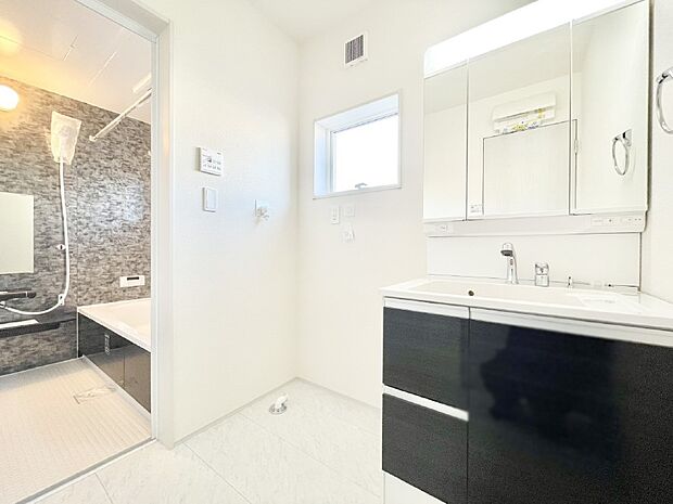 身支度もスムーズにおこなえる脱衣場。