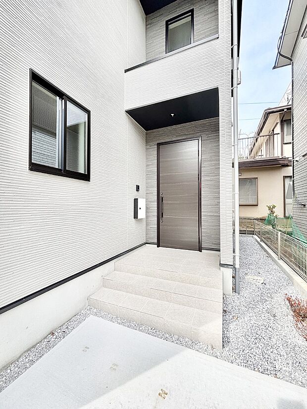 大切な家族、来客を出迎える玄関。