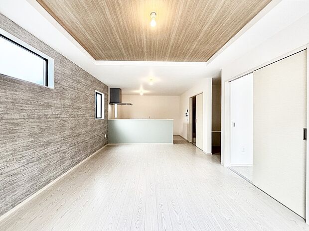 アクセントクロスがお洒落なリビング。家族でのんびりくつろげる広々スペース。