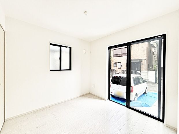 リビング横の洋室は引き戸を開ければリビングと一体に。閉じれば独立した洋室に。