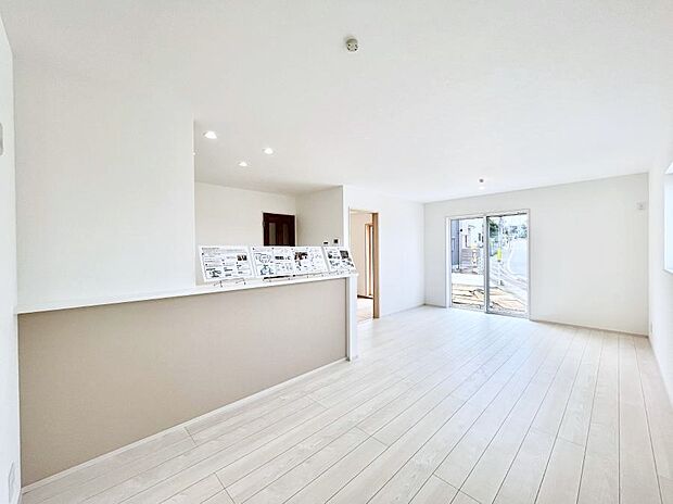 明るい陽光が注ぎ、寛ぎの雰囲気に満たされるリビング・ダイニング。