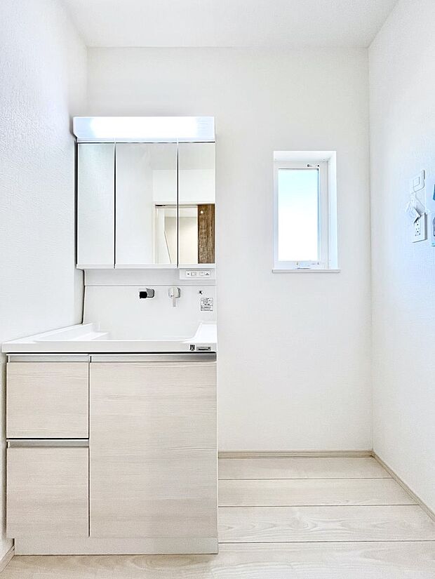 大きく見やすい三面鏡で清潔感ある洗面台は、身だしなみチェックや肌のお手入れにおすすめです。 