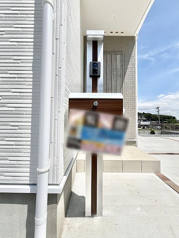 表札・インターホン・ポストをひとつに集約。エントランスになじむシンプルデザイン。