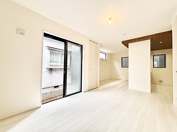 大きな窓からたっぷりの陽光と風を感じられるリビング