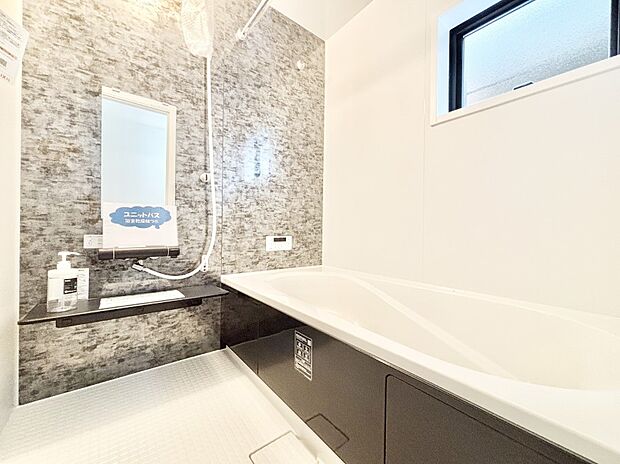 一日の疲れを癒してくれる明るい清潔感のあるバスルーム