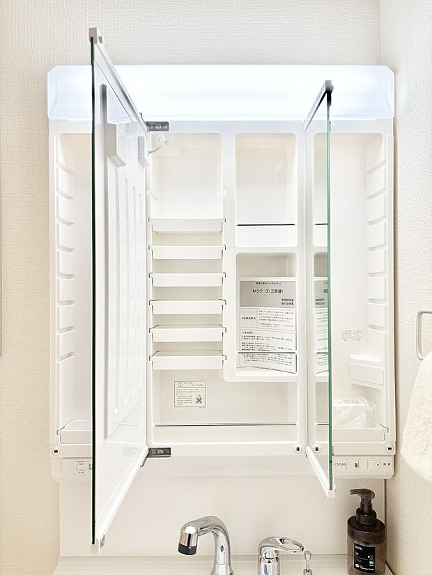 三面鏡の裏に、化粧品や衛生用品などを収納可能。洗面台をすっきりと保ちます!