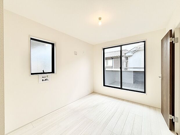 バルコニーが開放感をプラスしてくれる洋室