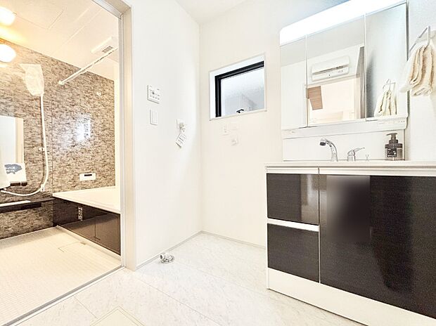 清潔感ある洗面化粧室で朝の身支度も快適