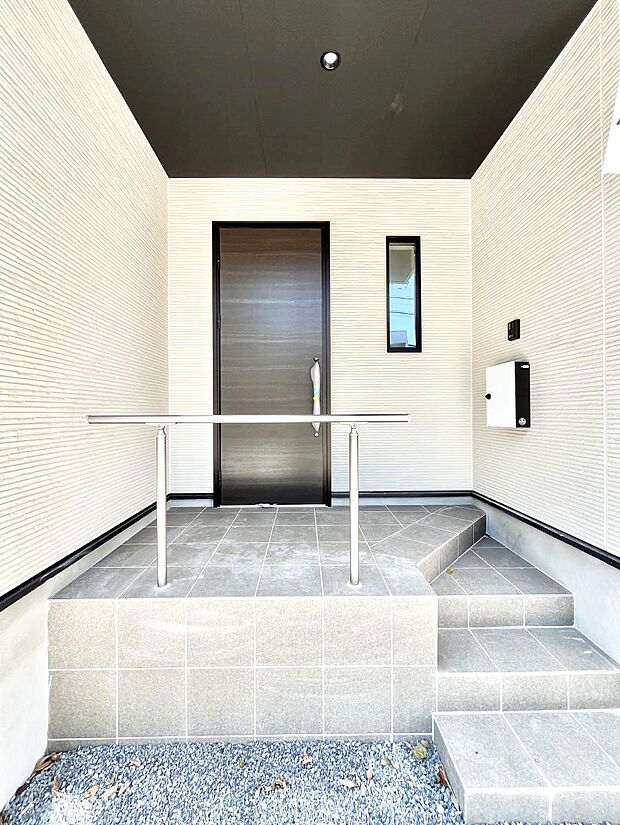 大切な家族、来客を出迎える玄関。