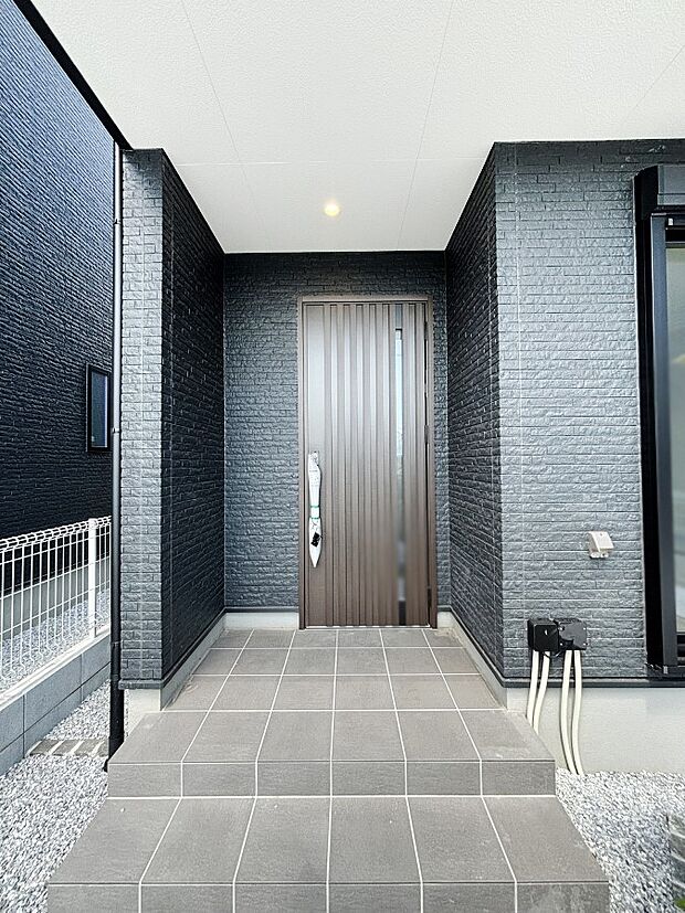 玄関前は屋根付きで雨が降っていても濡れにくいです。