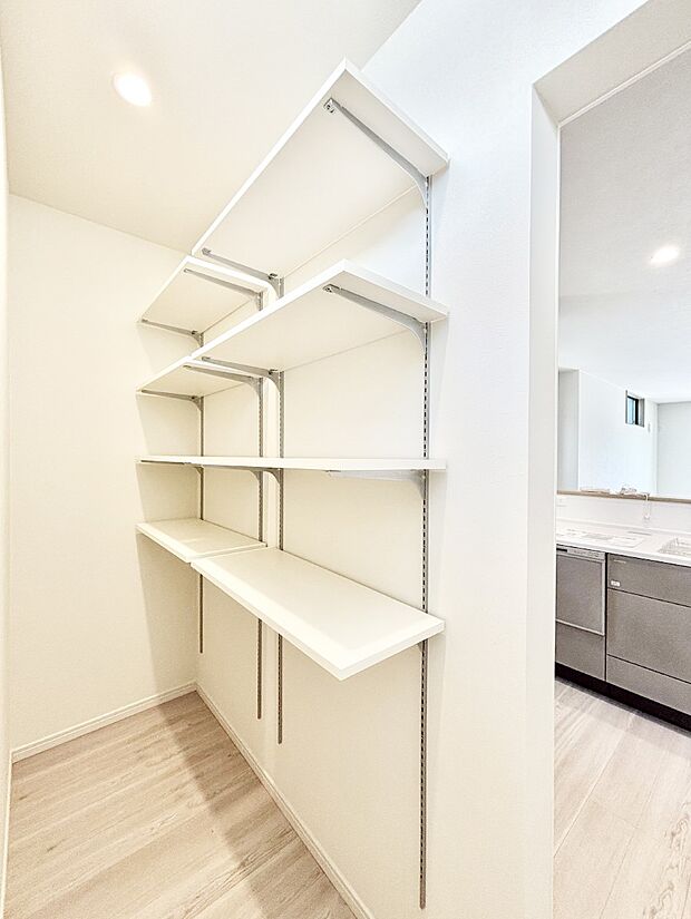 キッチンにはパントリー！食材のストックはもちろん、日用品の収納など使い方はいろいろ！