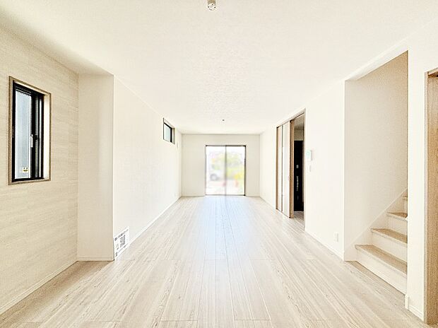 大きな窓は開放感を演出、たっぷりの陽光が心地よく快適に寛げそう