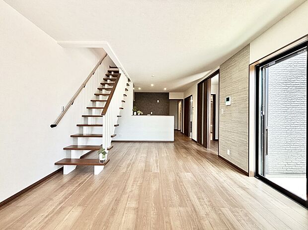 明るい陽光が注ぎ、寛ぎの雰囲気に満たされるリビングダイニング 