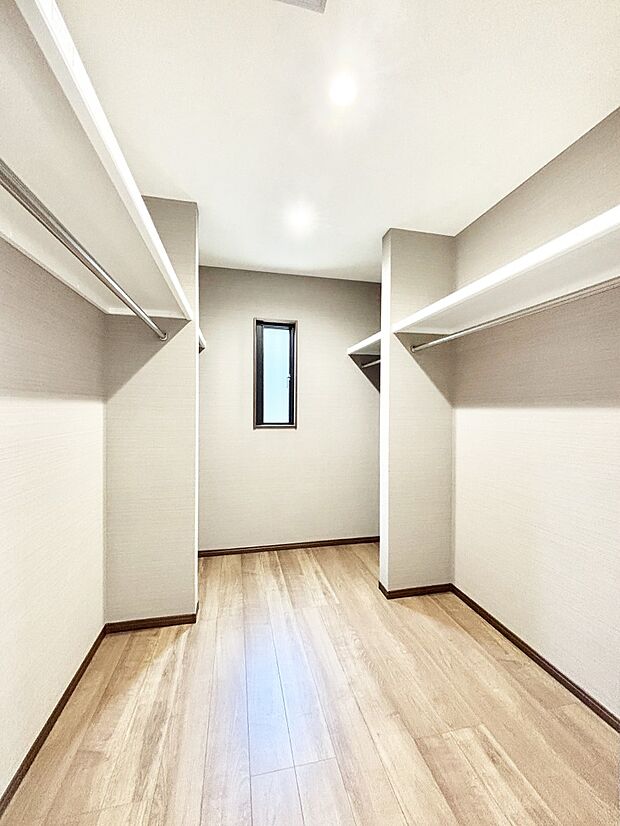 衣類をハンガーに掛けたまま収納できるWIC。衣類の整理整頓がしやすくて便利です！