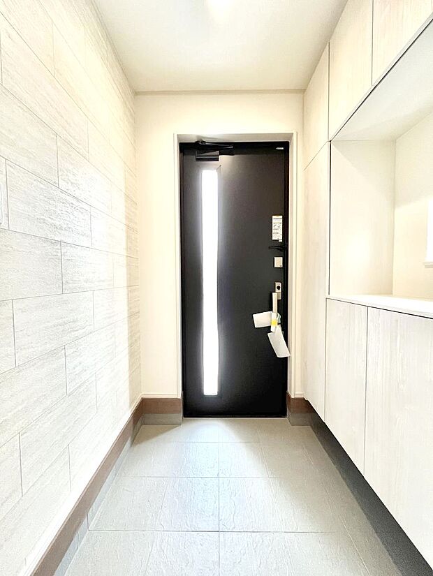 明るい玄関はお客様をお出迎えするのにぴったりです！ 