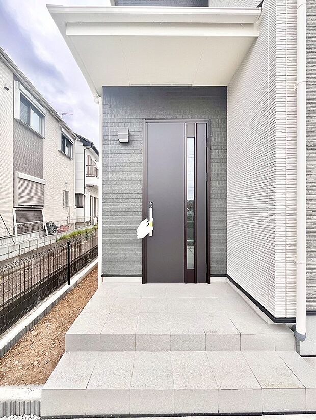 玄関前は雨が降っても濡れにくい屋根付き  