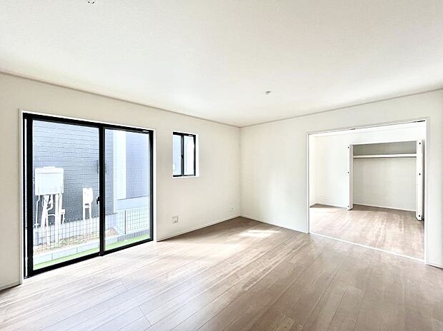 大きな窓からたっぷりの陽光と風を感じられるリビング