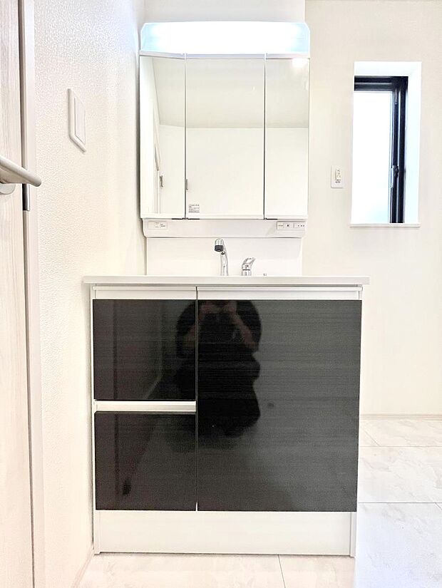 大きく見やすい三面鏡で清潔感ある洗面台は、身だしなみチェックや肌のお手入れにおすすめです。 