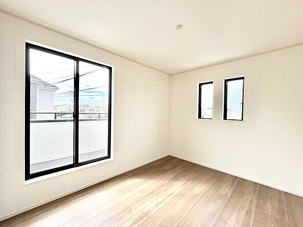 バルコニーが開放感をプラスしてくれる洋室  