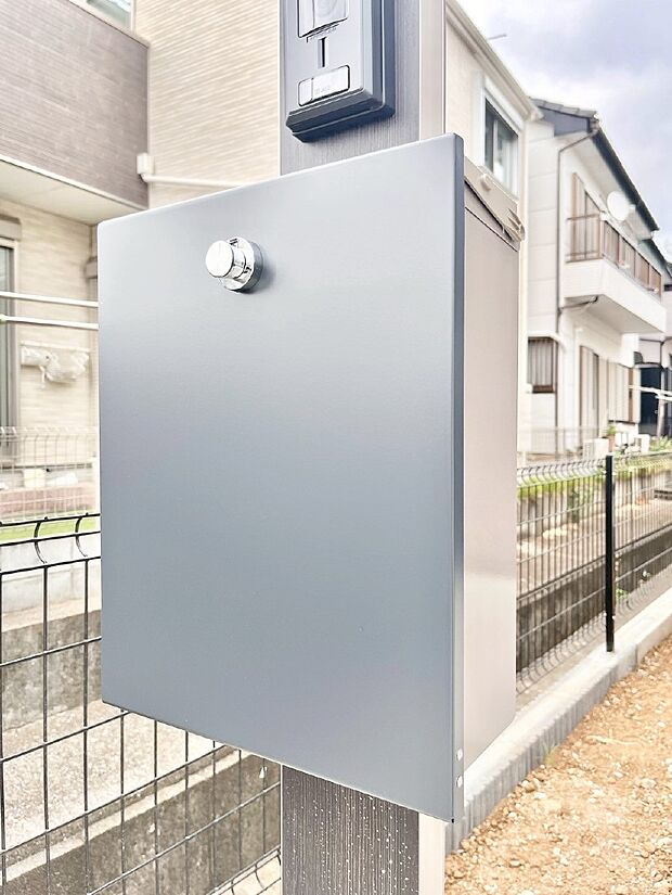 シンプルなデザインのポスト  