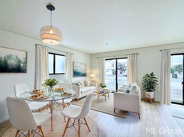 ご家族の賑やかな話し声で包まれる明るいリビング ※家具はCGです