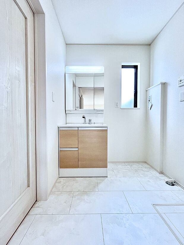 大きく見やすい三面鏡で清潔感ある洗面台は、身だしなみチェックや肌のお手入れにおすすめです。